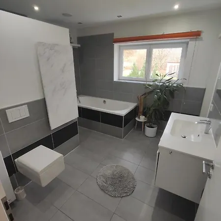 Mit 200 Qm Wohnflaeche :) * בירגלאנד